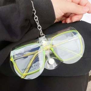 Étui à lunettes multifonctionnel et tendance pour femmes avec chaîne – Protection et rangement pour lunettes de soleil - Product Image 2