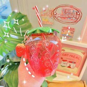 Erdbeer form Plastik trinken 500ml Sommer Cartoon Milch tee Stroh Plastik becher mit Deckel Outdoor Home Lovely Girl Drink ware - Product Image 3