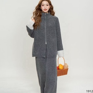 Bộ đồ nữ hai mảnh dệt kim dáng rộng, áo cardigan cổ cao khóa kéo tay áo phối màu và quần ống rộng, chất liệu len pha mềm mại - Product Image 6