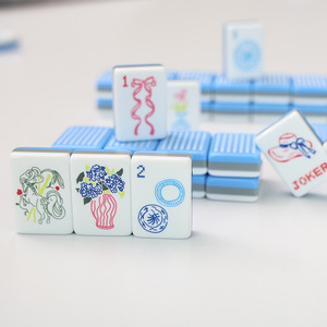 Juego de Mahjong Americano Personalizado de Fábrica con Diseño Blue Ribbon Miss Darling, 160 Fichas Acrílicas, 4 Capas, Diseño OEM Disponible - Product Image 3