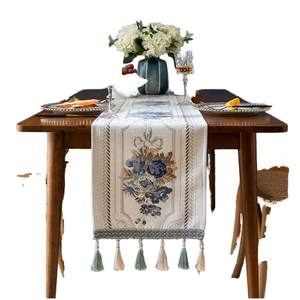 Chemin de table personnalisable Bearfit en jacquard floral Madeline, tissé, durable, écologique, polyester/coton, pour la maison - Product Image 2