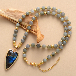 Collier avec pendentif en forme de cœur en labradorite, perles dorées, longue chaîne, bijoux cadeau, accessoire de mode - Product Image 1