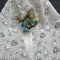 Tissu en polyester ajouré brodé à œillets, dentelle florale blanche découpée au laser, vente en gros pour robes féminines