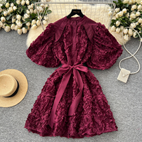 Robe Courte Décontractée Élégante pour Femme avec Appliques Florales 3D, Col Montant, Manches Courtes Bouffantes et Ceinture – Idéale pour les Fêtes