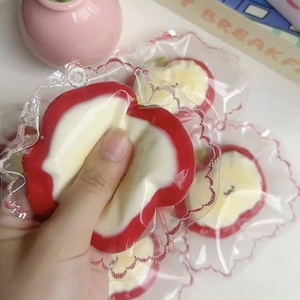 Jouet de décompression en silicone de qualité alimentaire en forme de pomme rouge, amusant et à rebond lent, cadeau - Product Image 3