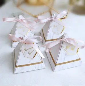 Kotak Hadiah Pernikahan Kotak Kesukaan Kualitas Segitiga dengan Pita dan Tag