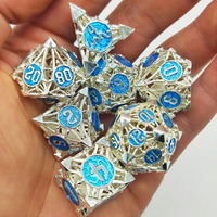 Jeu de dés dragon polyédrique groupe de course D20 D & D personnalisé en gros Jeu de société Cthulhu en métal creux Logo sculpté en métal en gros