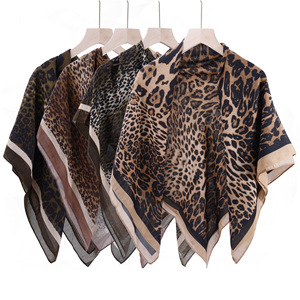 Sciarpa alla Moda con Stampa Leopardata <span class=keywords><strong>e</strong></span> Nappine per Primavera <span class=keywords><strong>e</strong></span> Autunno, Versatile <span class=keywords><strong>Foulard</strong></span> in Seta, Cravatta Elegante, Scialle Avvolgente - Product Image 2