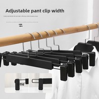 Cintres en plastique noir à épaules larges, style grain de bois, modernes et minimalistes, design épaissi, antidérapants, sans marques, pour articles de spécialité