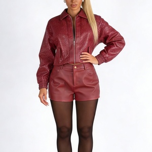 ชุดเซ็ต 2 ชิ้นหนังเทียม PU สำหรับผู้หญิง - เนื้อผ้าทอลายและกางเกงขาสั้นเอวสูง ชุดเสื้อผ้าแฟชั่นสำหรับผู้หญิง - Product Image 2