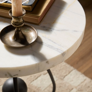 Mesa auxiliar Clove hecha de aluminio fundido con acabado martillado en color bronce, una base única con forma de tres patas en espiral unidas. - Product Image 3