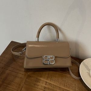 Bolso de mano retro para mujer con forro interior de fibra de poliéster. Moderno con un diseño de tapa abatible. Se Puede Llevar Cruzado al Hombro.9907 - Product Image 5