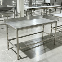 Table de travail en acier inoxydable étanche pour abattoir avec rebord anti-débordement pour la découpe de viande
