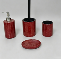 Ensemble d'accessoires de salle de bain modernes et écologiques en résine rouge brillante avec distributeur de savon, porte-brosse WC, gobelet et porte-savon