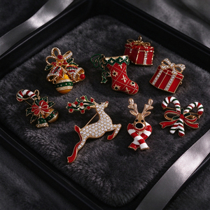 Broches Esmaltados Navideños de Lujo, Lindos, con Diseño de Santa Claus, Muñeco de Nieve y Campana, con Pedrería, Pin Metálico 3D para Bolsos, Solapas y Ropa - Product Image 6