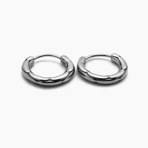 Pendientes Huggie yúnique de acero titanio unisex con diseño geométrico Otoño 2024 - Product Image 1