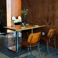 Meubles de restaurant design minimalistes et personnalisables, tables et chaises pour lieux de musique, bistrots et restaurants