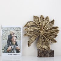 Petite sculpture en feuille d'or bronze avec base en marbre, décoration artisanale en métal et marbre pour la maison, le bureau, l'hôtel, les étagères et les manteaux de cheminée