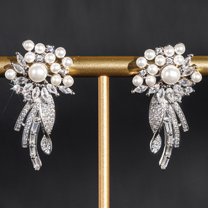 Orecchini Pendenti con Perle Finte e Zirconi, Design Floreale con Nappine, Gioielli Eleganti e Lunghi per Donne - Product Image 6