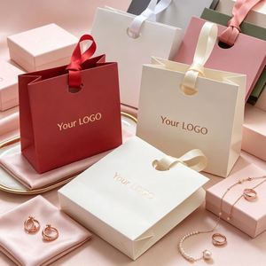Bolsa de Regalo de Papel Cuadrada Pequeña Personalizada con Logotipo Estampado en Dorado Caliente, Asa de Cinta Personalizada, Acabado Mate para Empaque de Joyería - Product Image 6