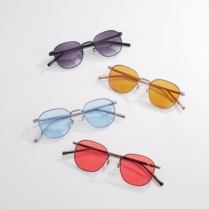 Lunettes de soleil tendance avec monture carrée ronde en titane pour hommes et femmes, verres colorés UV400, style vintage, logo personnalisé, vente en gros OEM - Product Image 1