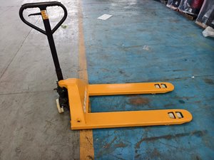 Chariot à palettes manuel, capacité de charge de 3 tonnes, longueur des fourches de 1220 mm, chariot à main en acier orange pour utilisation en usine en intérieur - Product Image 4