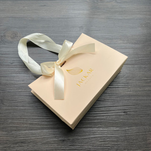 Sacs cadeaux de luxe couleur pêche avec estampage à chaud doré - Sacs shopping en satin avec nœud pour produits de soin et cosmétiques - Product Image 6