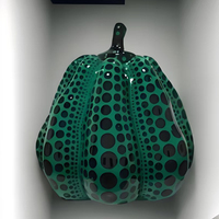 Escultura decorativa de Halloween con diseño de calabaza de resina plástica reforzada con fibra de vidrio inspirada en Yoko Ono