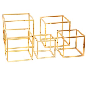 Soporte de Hierro para Plantas de Alta Calidad, Elegante Exhibidor de Metal para Flores, Decoración Interior para Tiendas y Boutiques - Product Image 6