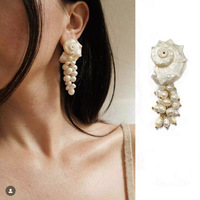 Collar de cadena para clavícula con perlas barrocas naturales de agua dulce, estilo moderno para verano, viajes y vacaciones, con conchas exageradas