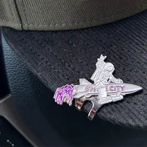 La fabbricazione di Marker di massa personalizzato il tuo Logo morbido smalto duro cappello Clip in metallo cappello da Golf bordo Clip perni personalizzati perni per cappelli