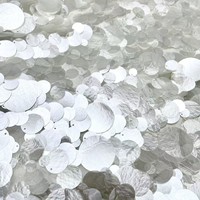 Tissu en dentelle à sequins brillants à motif floral blanc, écologique et de luxe, idéal pour robes de mariée/de soirée – Nouvelle collection très tendance