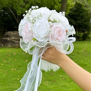 Bouquet da sposa artificiale con rose bianche, gypsophila, pizzo e nastro con nappe per matrimonio e fidanzamento - Product Image 3