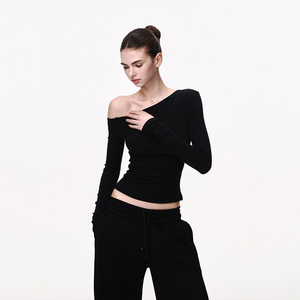 <span class=keywords><strong>Camiseta</strong></span> de <span class=keywords><strong>manga</strong></span> <span class=keywords><strong>larga</strong></span> asimétrica de viscosa negra suave y elástica para mujer, con <span class=keywords><strong>hombros</strong></span> descubiertos, corte ajustado y hombro inclinado, ideal para primavera. - Product Image 2