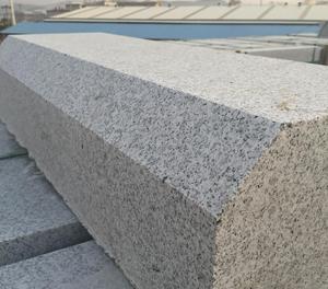 Bordure en granit gris moderne sablée, design en blocs pour allées de jardin, routes et parcs - Product Image 2