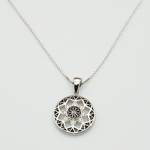 Colgante de Medallón Floral de Filigrana de Oro Sólido 9K/14K/18K Artesanal con Diseño Intrincado de Rejilla para Joyería de Lujo Diaria - Product Image 2