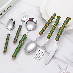 Juego de cuchillo, tenedor y cuchara para carne de acero inoxidable para el hogar, con mangos de bambú natural. - Product Image 1