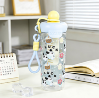 Mug isotherme en plastique tendance pour l'été, avec infuseur à thé, grande capacité, anti-fuite, paille intégrée, portable et élégant pour étudiants
