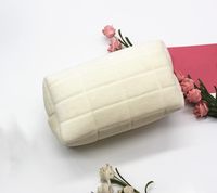 Trousse de maquillage pelucheuse blanche à grille de grande capacité Pochette à cosmétiques en peluche douce avec fermeture à glissière pliable pour trousse de toilette