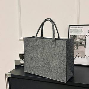 Bolso de Fieltro de Alta Calidad y Bolsa de Regalo, Bolso Tote de Gran Capacidad con Impresión de Logotipo Personalizado y Opciones de Color - Product Image 2