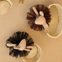 Ensemble de scènes vintage miniatures: poupée de souris en tissu + décor de canapé et de chaise orné