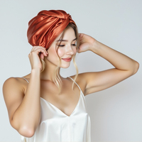 Boîte-cadeau de bonnet en soie brodée de logo personnalisé. Quantité decommande Enveloppe de soie satin mûrier de grande taille.