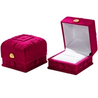 Boîte à bijoux classique en velours à surface incurvée, fuchsia, avec couvercle en dôme vintage, motif rose en relief, coussin blanc de protection pour
