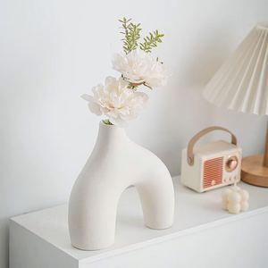 Juego de 3 Jarrones de Cerámica Blancos Estilo Boho, Diseño Geométrico Redondo, Acabado Mate Bisque para Decoración de Centro de Mesa o Estante de Sala de Estar - Product Image 5