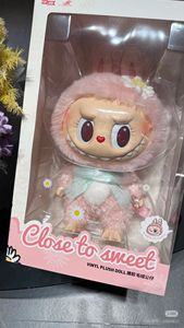 Muñeco <span class=keywords><strong>de</strong></span> Peluche <span class=keywords><strong>de</strong></span> Vinilo Oficial <span class=keywords><strong>de</strong></span> Popmart, the Monsters Mokoko Labubu Close to Sweet, 38 cm, Juguetes Grandes Originales - Product Image 3