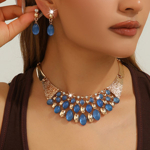 Parure de bijoux deux pièces pour femme, collier et boucles d'oreilles ovales bleues en acrylique incrustées de diamants, style mode exagéré, pour mariage - Product Image 1