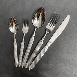 Nouveau style de luxe <span class=keywords><strong>en</strong></span> <span class=keywords><strong>acier</strong></span> <span class=keywords><strong>inoxydable</strong></span> 201 ensemble de couverts couverts couteau à dîner cuillère et <span class=keywords><strong>fourchette</strong></span> pour les fêtes - Product Image 4