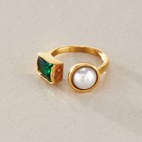 Bague ouverte asymétrique J&D Vintage élégante en acier inoxydable plaqué or 18 carats avec zircon vert carré et perle acrylique