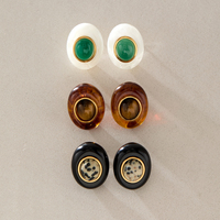Boucles d'oreilles clous J&D Vintage en acier inoxydable plaqué or 18 carats PVD, ovales, avec pierres en résine noire marbrée, ambre et aventurine verte translucide