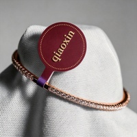 Étiquettes personnalisées intégrées avec sangle de connexion, cartes mates et étiquettes de marque en feuille d'or pour emballages de bijoux, lunettes et montres de boutique